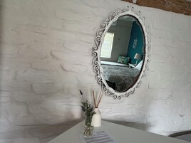 Swallow Room | 高档床上用品、办公桌、笔记本电脑工作区、熨斗/熨衣板