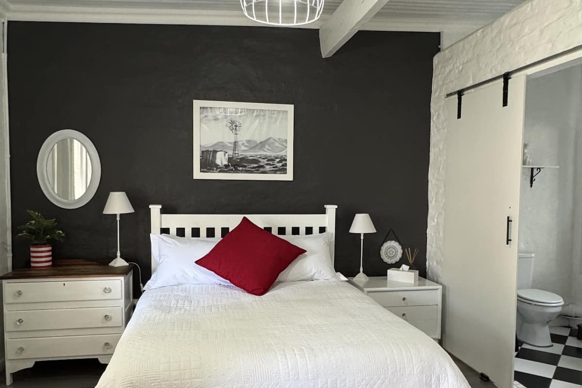 أغطية فراش متميزة ومكتب ومساحة عمل للكمبيوتر المحمول ومكواة/لوح كي