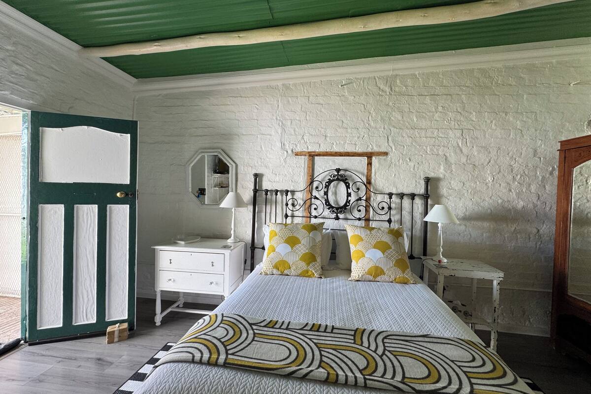 أغطية فراش متميزة ومكتب ومساحة عمل للكمبيوتر المحمول ومكواة/لوح كي