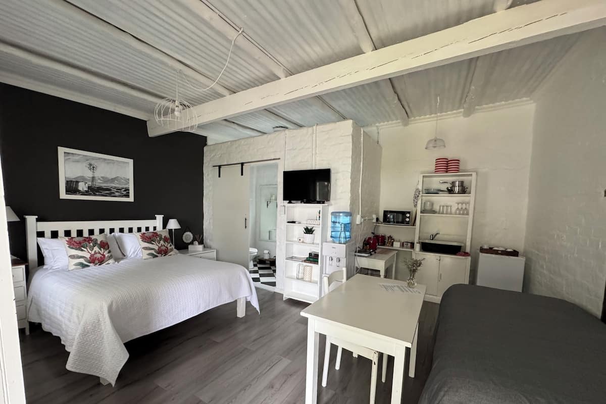 أغطية فراش متميزة ومكتب ومساحة عمل للكمبيوتر المحمول ومكواة/لوح كي