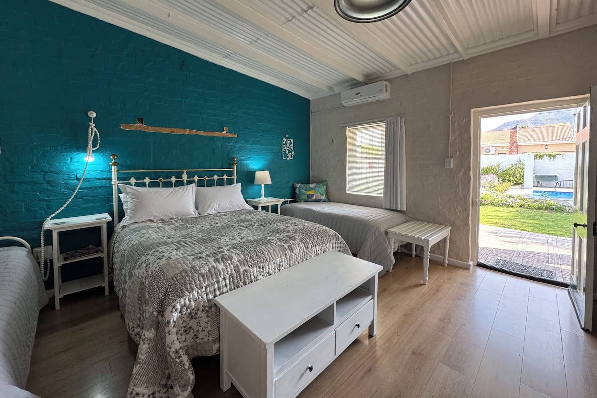 أغطية فراش متميزة ومكتب ومساحة عمل للكمبيوتر المحمول ومكواة/لوح كي