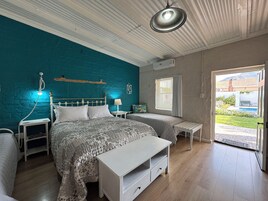 Swallow Room | 高档床上用品、办公桌、笔记本电脑工作区、熨斗/熨衣板