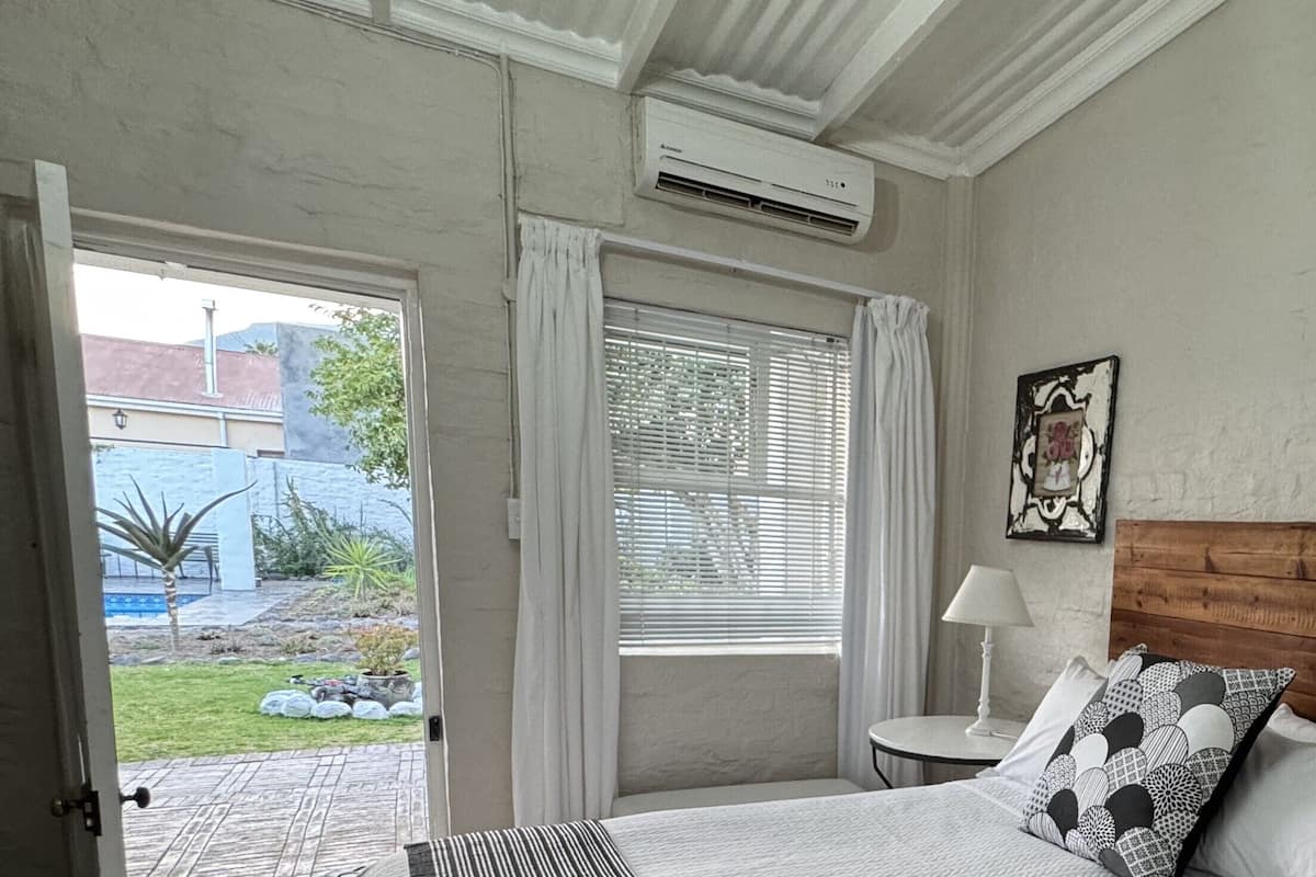 أغطية فراش متميزة ومكتب ومساحة عمل للكمبيوتر المحمول ومكواة/لوح كي