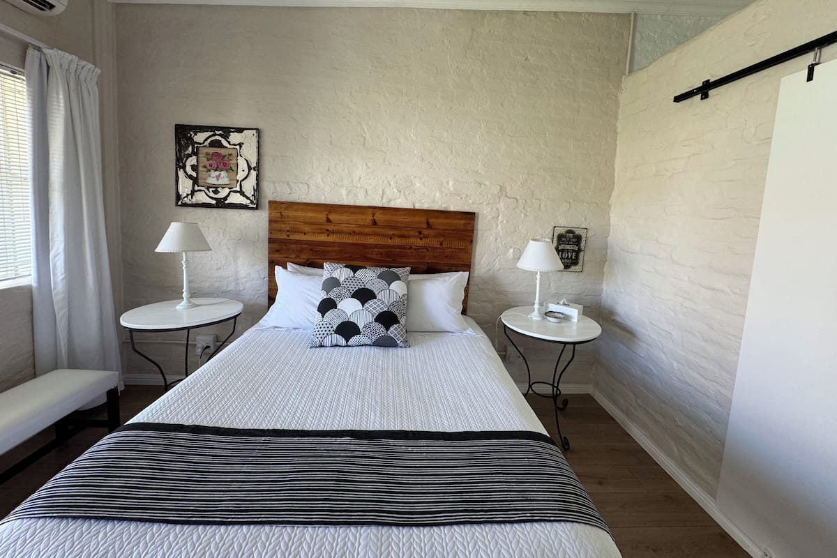 أغطية فراش متميزة ومكتب ومساحة عمل للكمبيوتر المحمول ومكواة/لوح كي