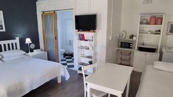 Hoopoe Room | เครื่องนอนระดับพรีเมียม, โต๊ะทำงาน, พื้นที่ทำงานแบบใช้แล็ปท็อป