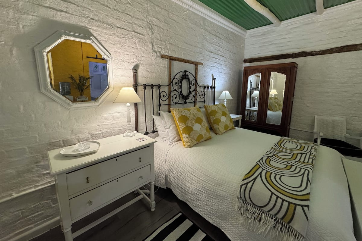 أغطية فراش متميزة ومكتب ومساحة عمل للكمبيوتر المحمول ومكواة/لوح كي