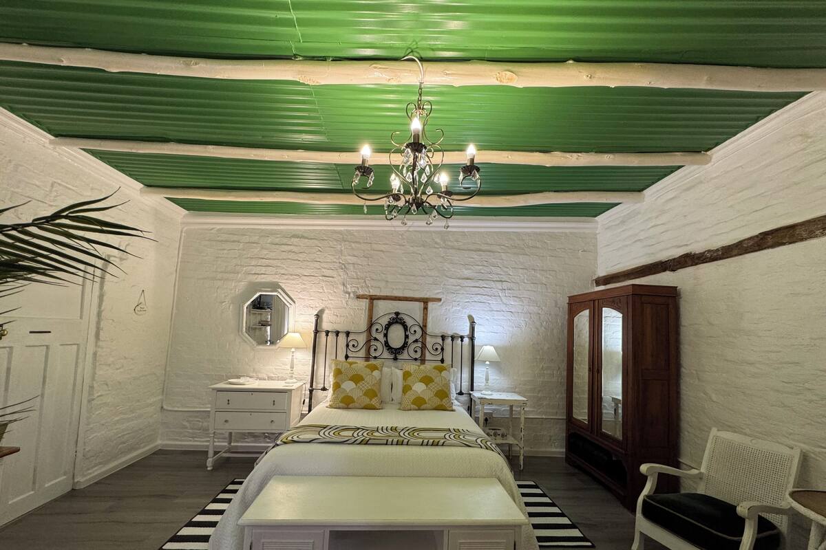 Dove Room | Roupas de cama premium, escrivaninha, espaço de trabalho para notebook