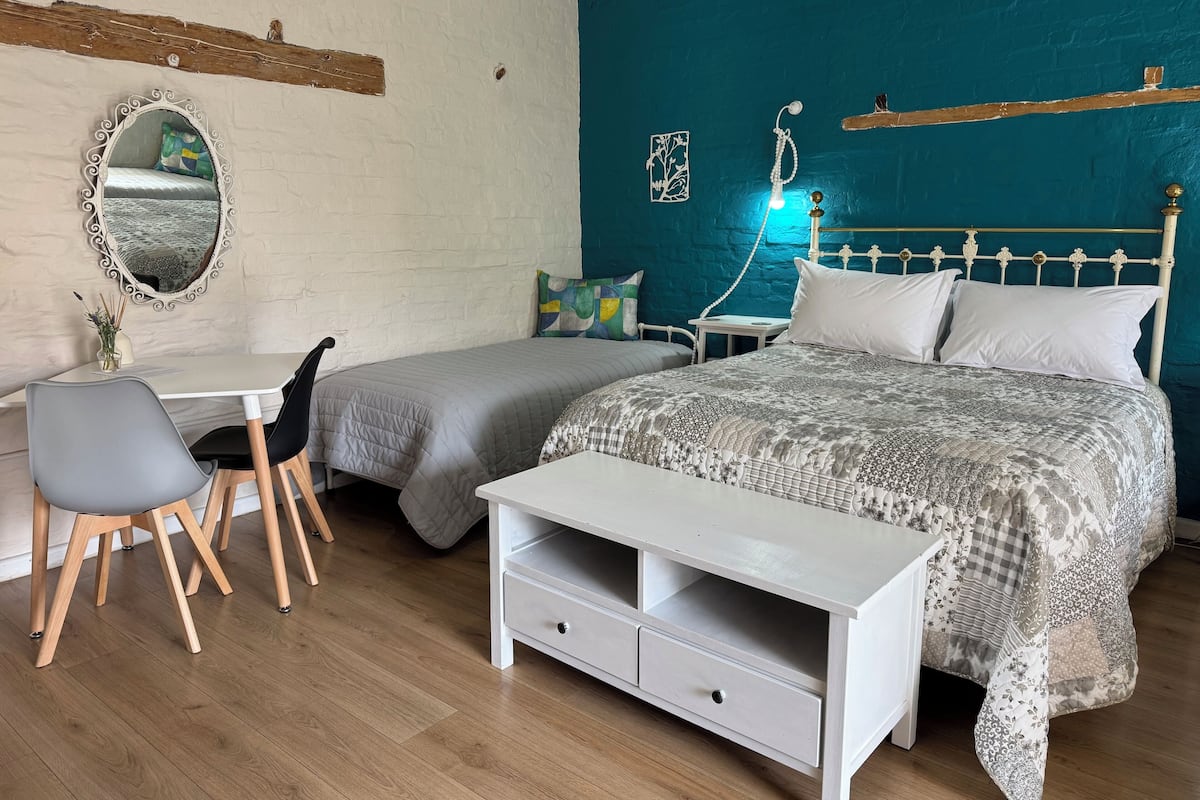 أغطية فراش متميزة ومكتب ومساحة عمل للكمبيوتر المحمول ومكواة/لوح كي