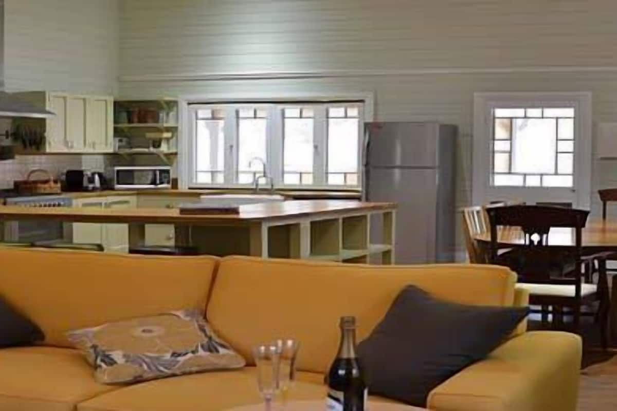 Bed & Breakfast | Wohnbereich | Flachbildfernseher, DVD-Player