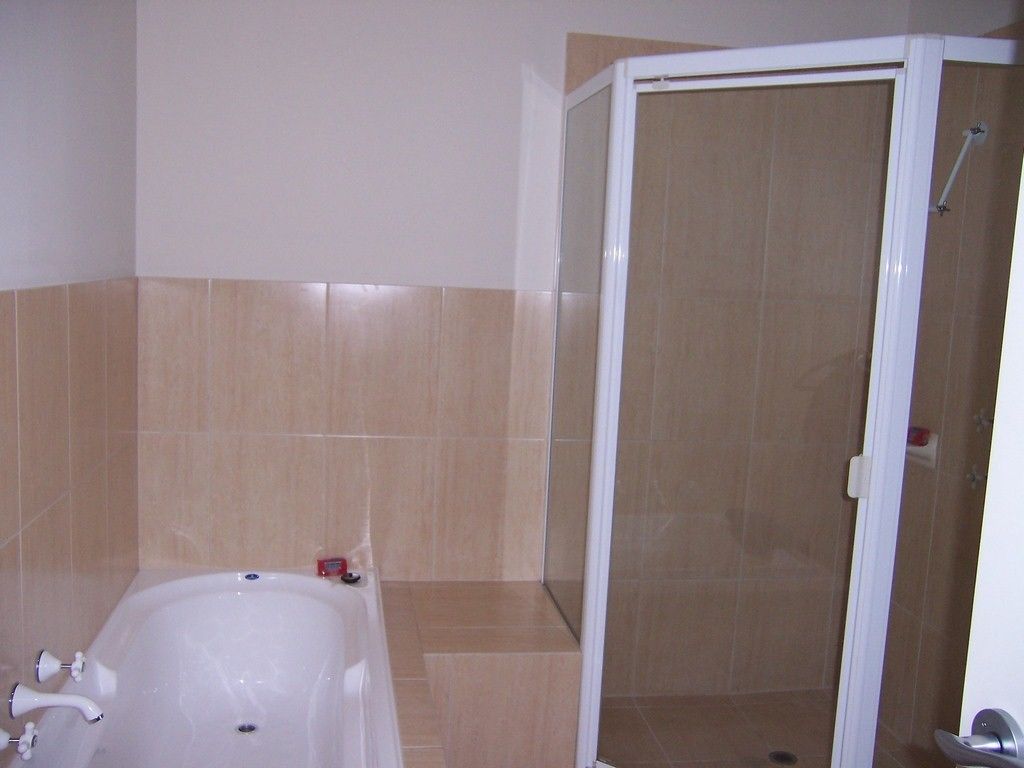 Dusj, hårføner, håndklær og sjampo