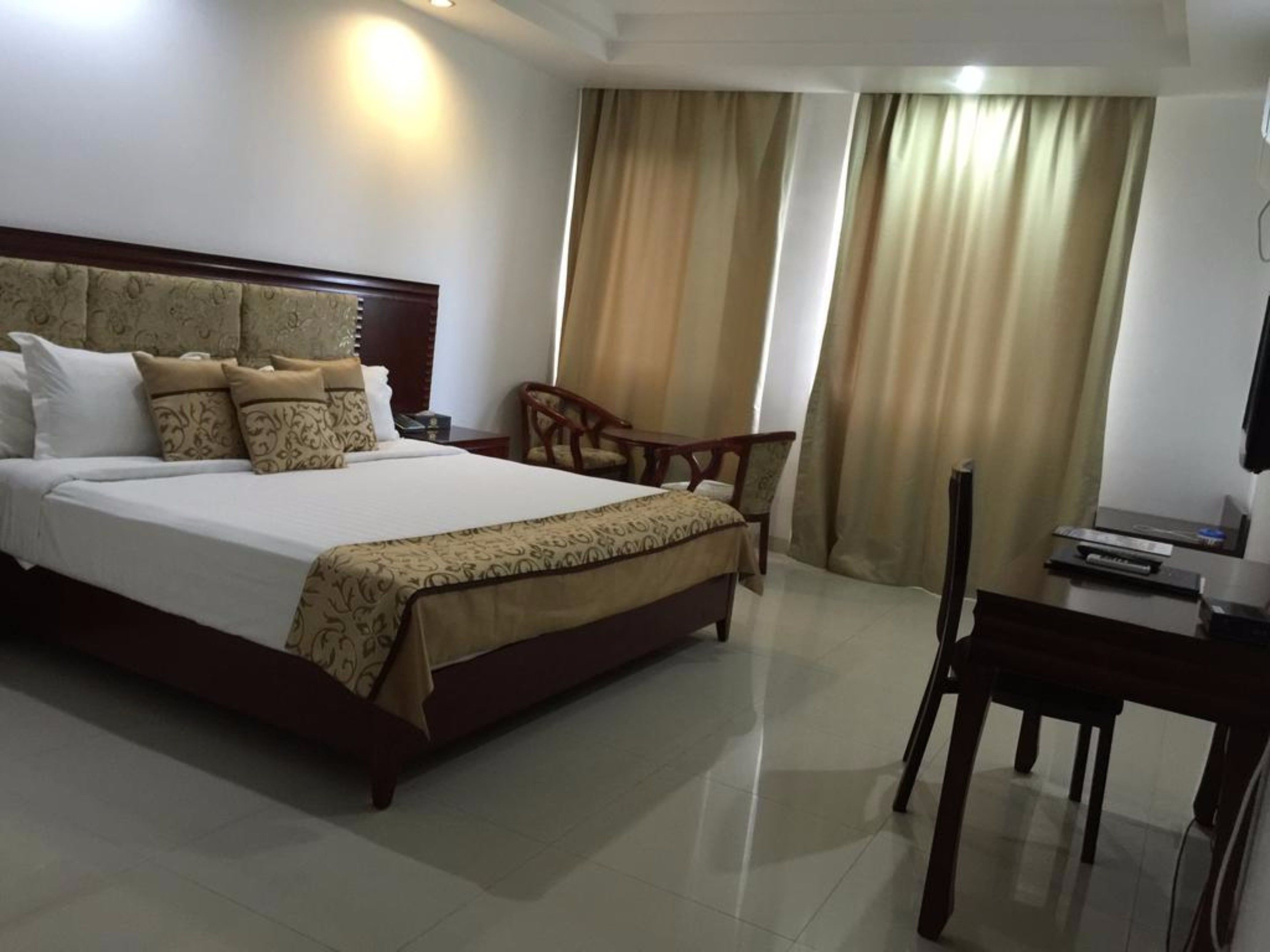 Ropa de cama de alta calidad, escritorio, cortinas opacas