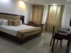 1 bedroom, premium bedding, desk, blackout curtains