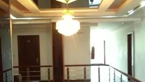 Una escala amb barana de fusta i un penjall.