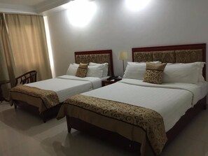 Habitación Deluxe con 2 camas individuales | Ropa de cama de alta calidad, escritorio, cortinas opacas