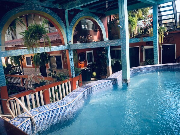 Una piscina cubierta, una piscina al aire libre