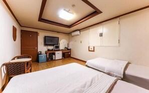Deluxe Twin Room | Soundproofing, free WiFi, bed sheets