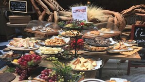 Een buffet met diverse gerechten en een bordje dat het bakgedeelte aangeeft.