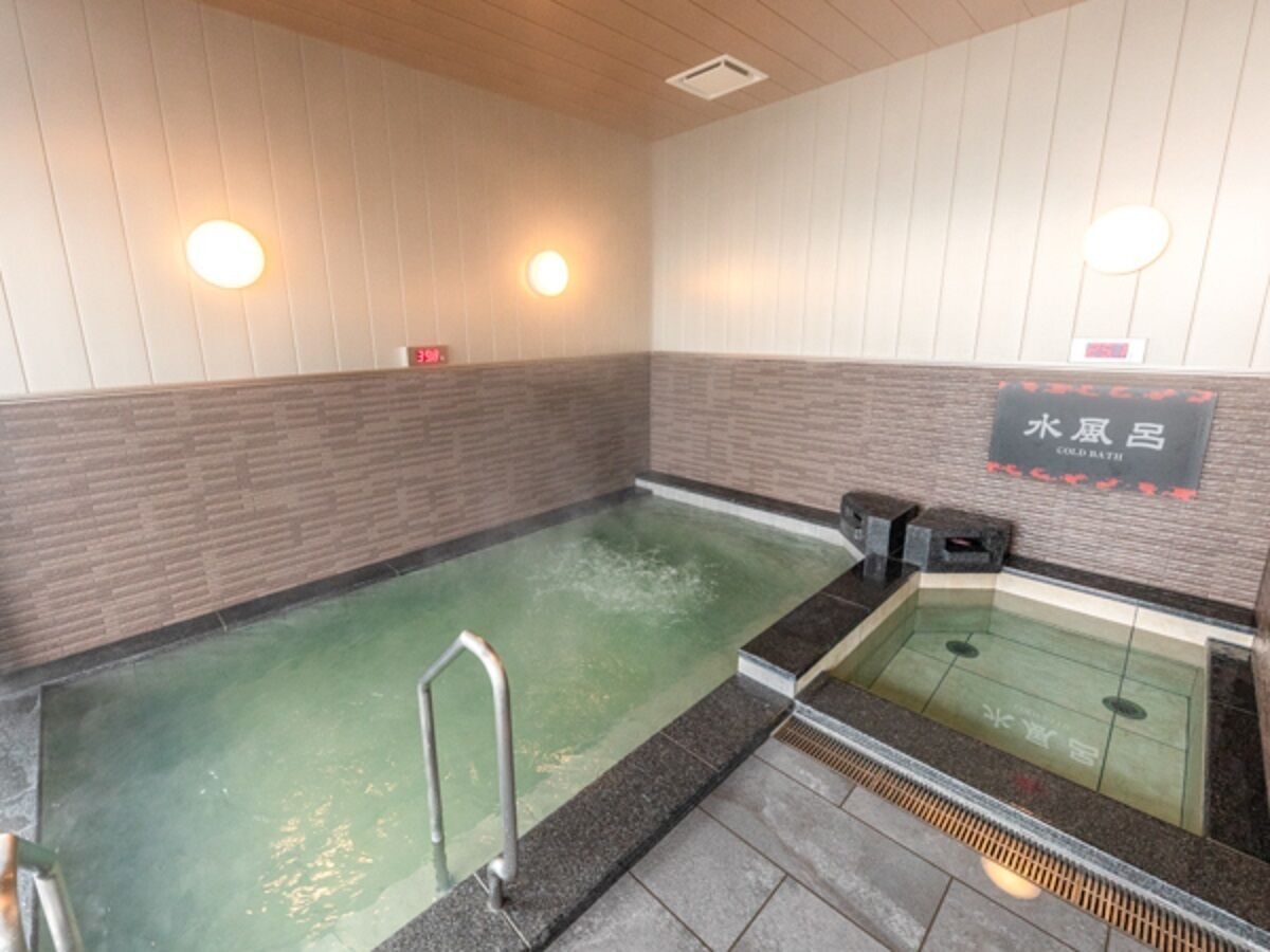 Un espace équipé d’un bain à remous, avec un panneau indiquant qu’il s’agit en fait d’un bain froid.