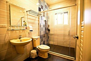 Quadruple Room, Sea View (Loft) | Bathroom | Shower, free toiletries, hair dryer, slippers - Tiffany Homestay (Hengchun)