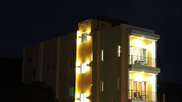 Framhlið gististaðar – að kvöld-/næturlagi