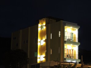 Front of property – evening/night - Tiffany Homestay (Hengchun)