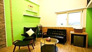 غرفة رباعية - بمنظر للبحر (Loft) | تجهيزات عازلة للصوت وأسرّة أطفال/رضّع وأسرّة قابلة للطي وواي فاي مجانًا