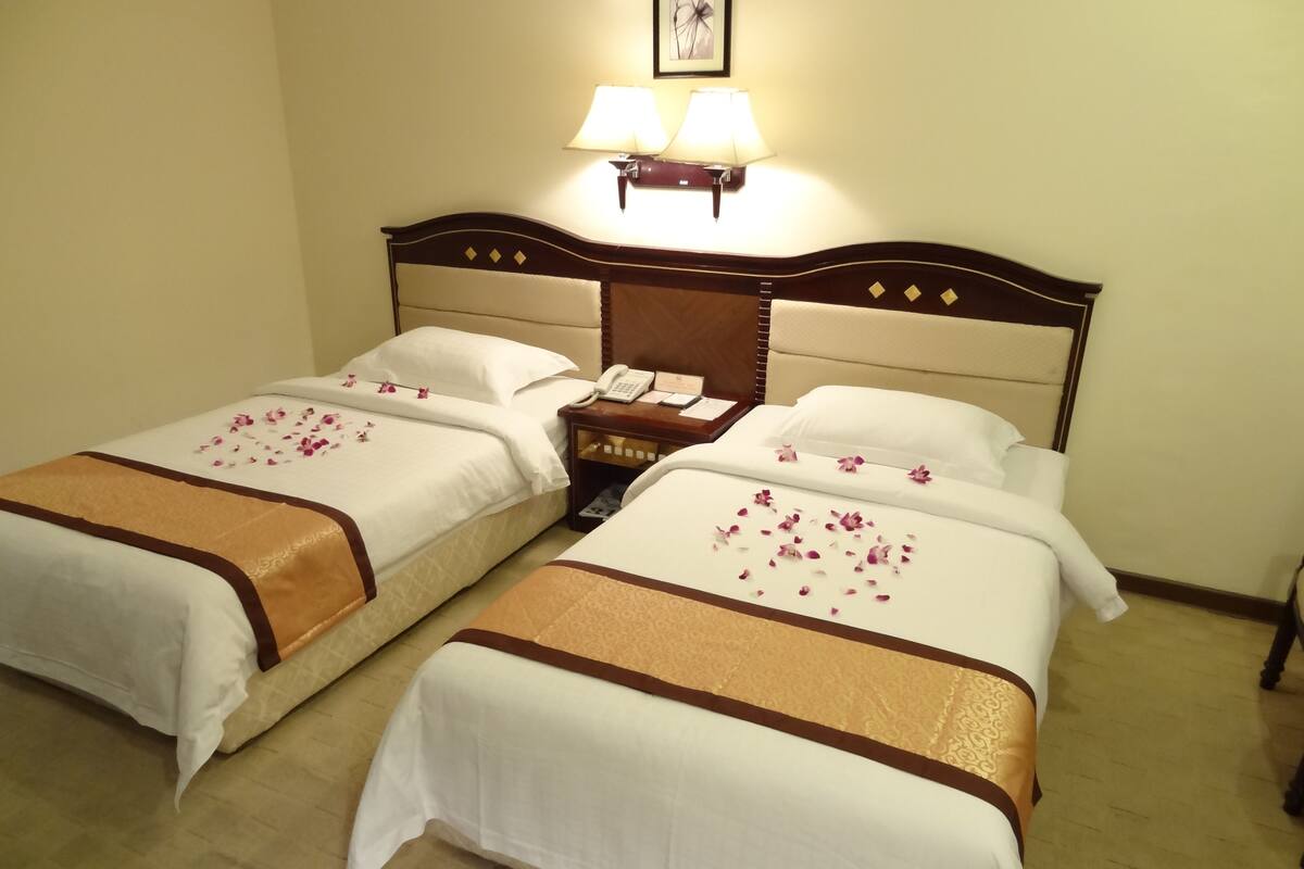 Standard Twin Room | Minibar, in-room safe, desk, blackout drapes