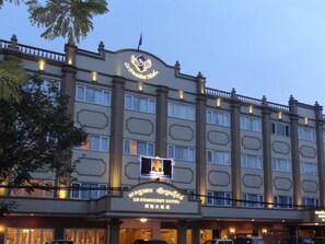 Fachada de la propiedad por la tarde o noche