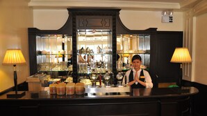 Interior entrance - Le President Hotel (Phnom Penh)