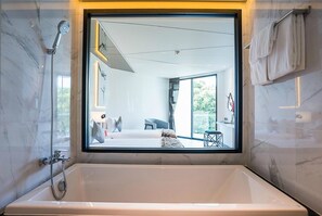 Separate bathtub and shower, deep-soaking bathtub, rainfall showerhead - Mera Mare Pattaya (Pattaya)