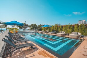 Outdoor pool, pool umbrellas, sun loungers - Mera Mare Pattaya (Pattaya)
