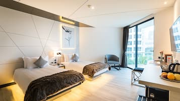 Habitación Deluxe, 2 camas individuales, balcón, vistas al mar | Minibar, caja fuerte, escritorio y espacio para trabajar con un portátil