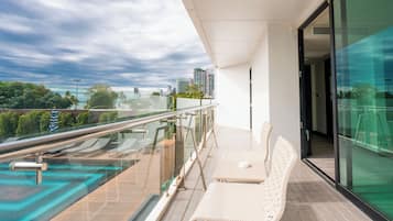 Deluxe Room, 1 King Bed, Sea View, Corner | Balcony