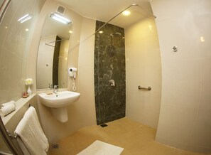 Douche, articles de toilette (gratuits), serviettes fournies