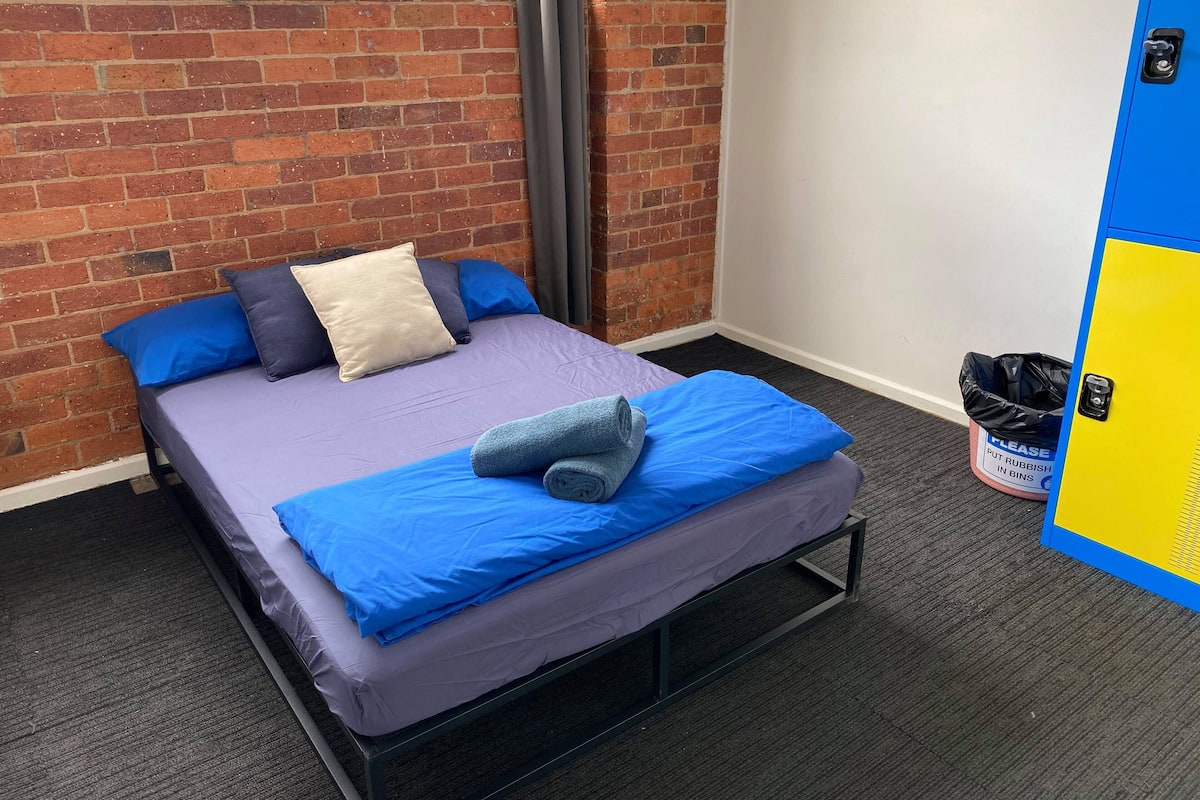 Soundproofing, free WiFi, bed sheets