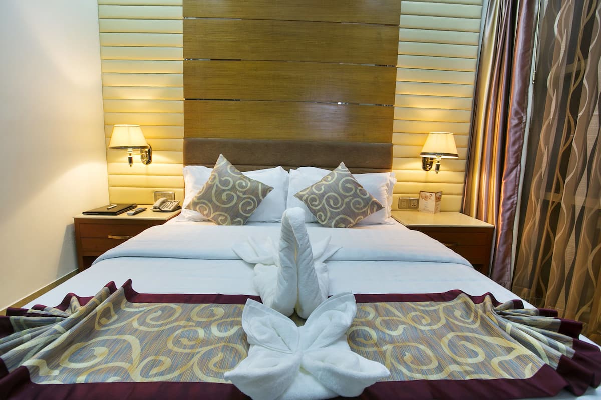 Down comforters, minibar, in-room safe, desk