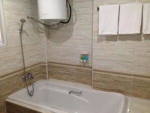 Superior Triple Room, Bathtub | Bathroom - Kaung Su San Hotel (Yangon)