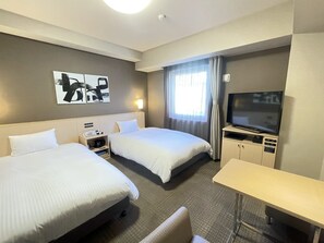 Escritorio, wifi gratis y ropa de cama 