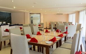 Phục vụ bữa sáng, bữa trưa, bữa tối, món ăn mang phong cách quốc tế 