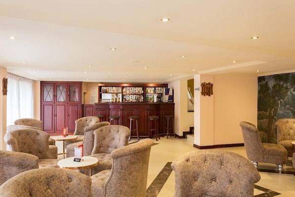 20 bars/lounges