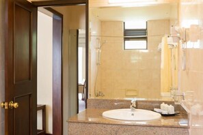 Minibar, caja de seguridad en la habitación, escritorio y camas extra 
