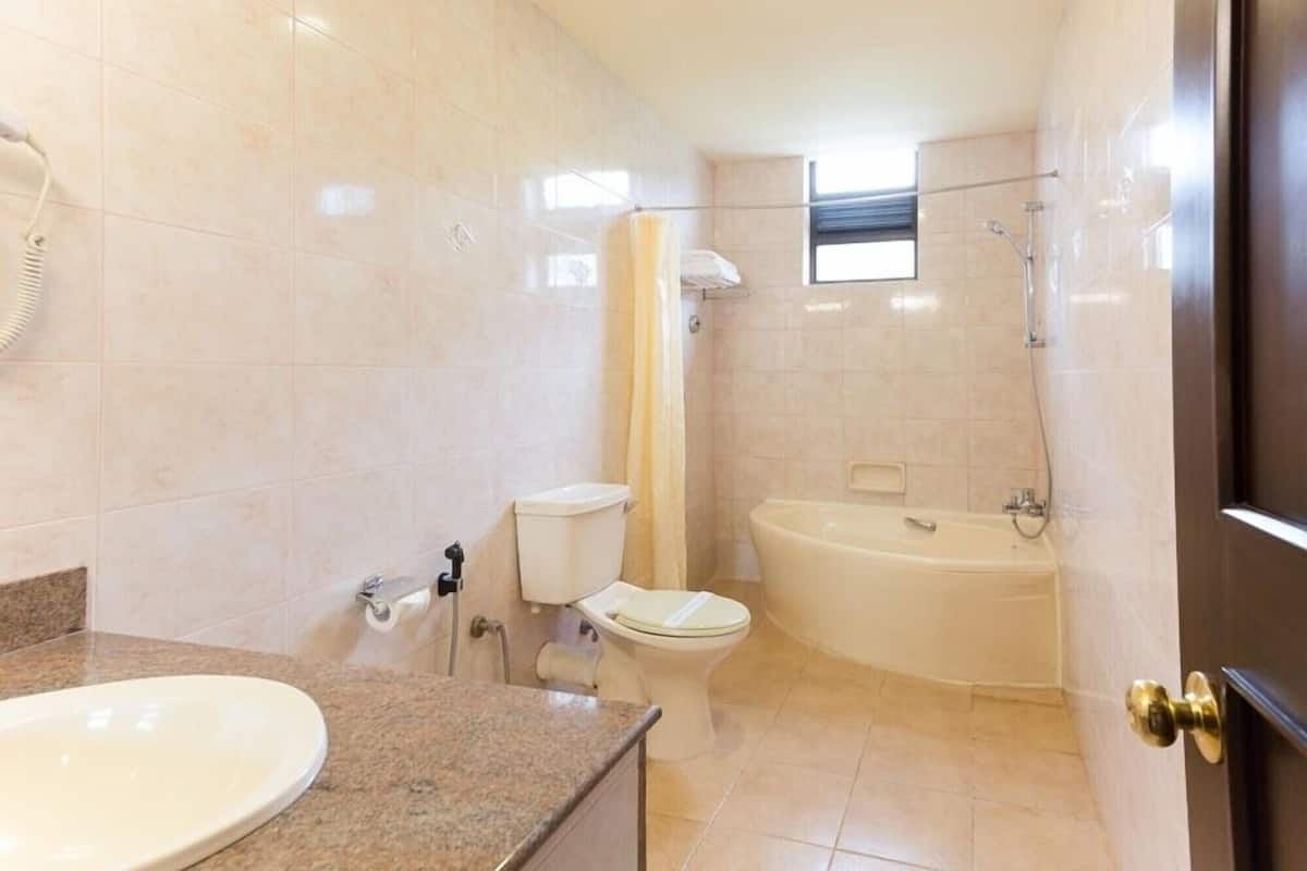 Family Room | Bathroom | Combined shower/tub, free toiletries, hair dryer