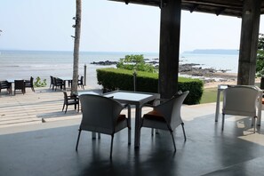 Frokost og lunsj serveres, thailandske retter, utsikt mot stranden 