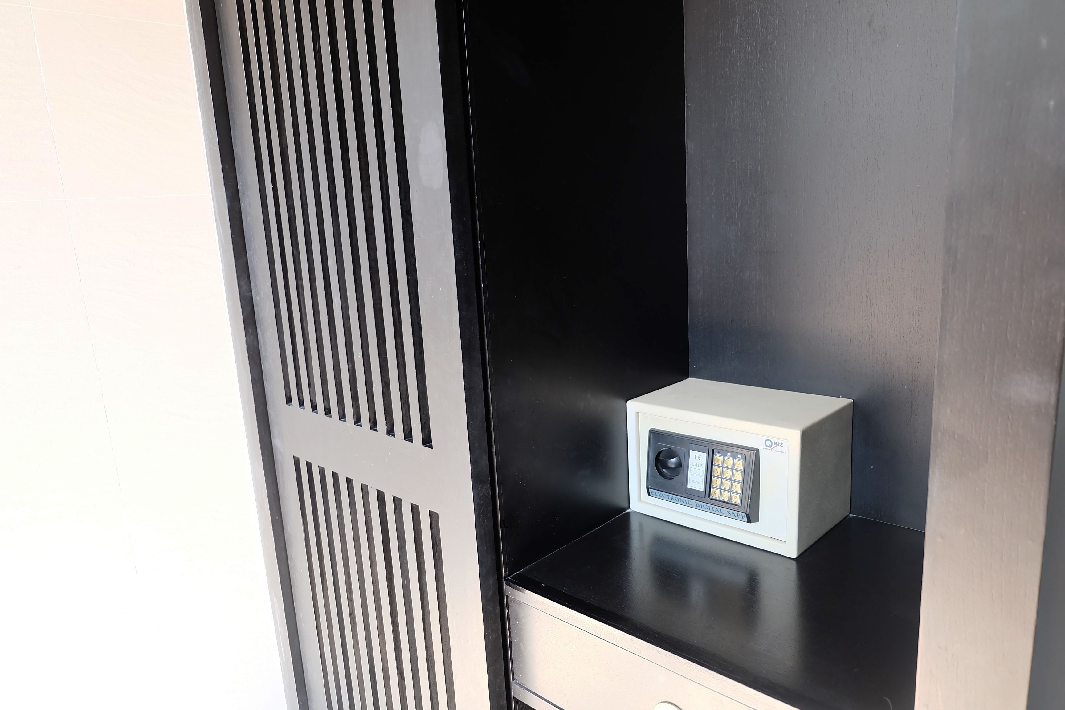 Une cuisine moderne avec un plan de travail noir et un appareil électronique blanc posé dessus.