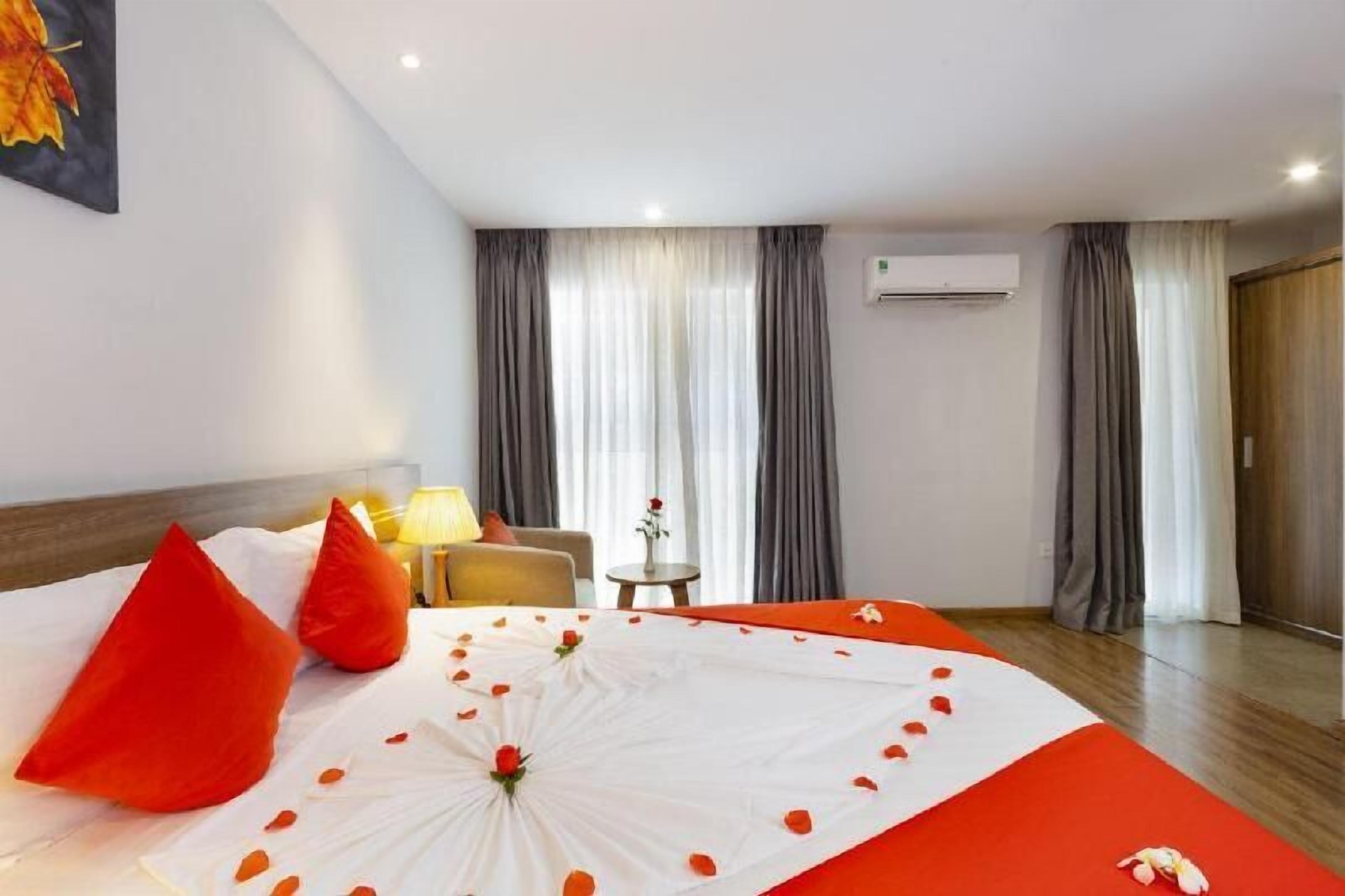 Minibar, caja de seguridad en la habitación y escritorio 