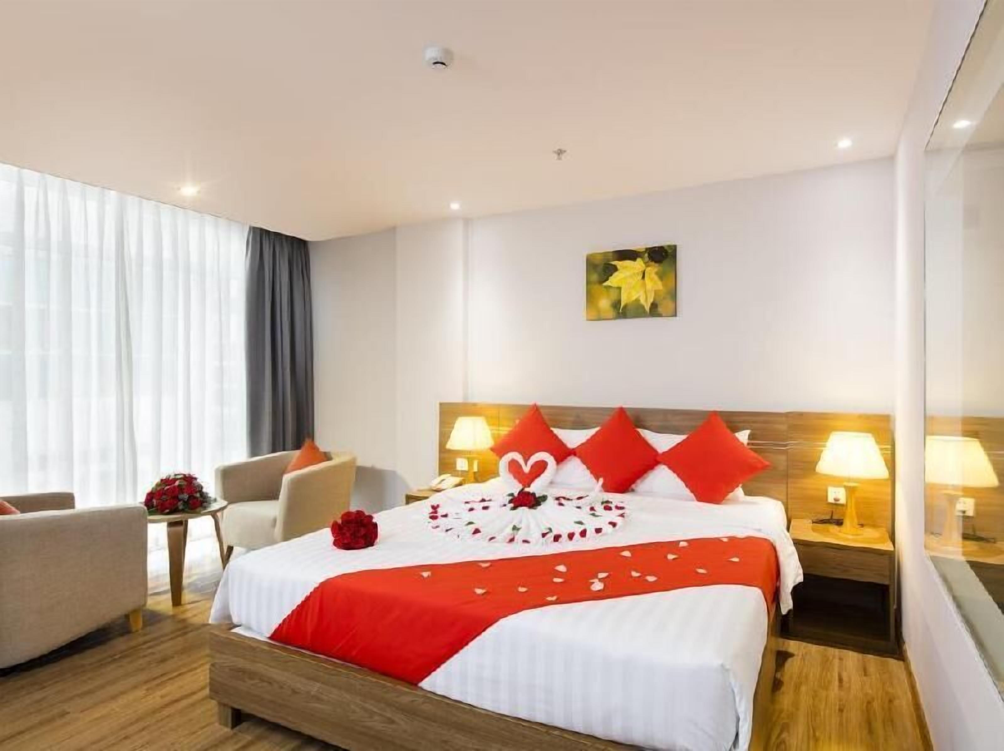 Minibar, caja de seguridad en la habitación y escritorio 