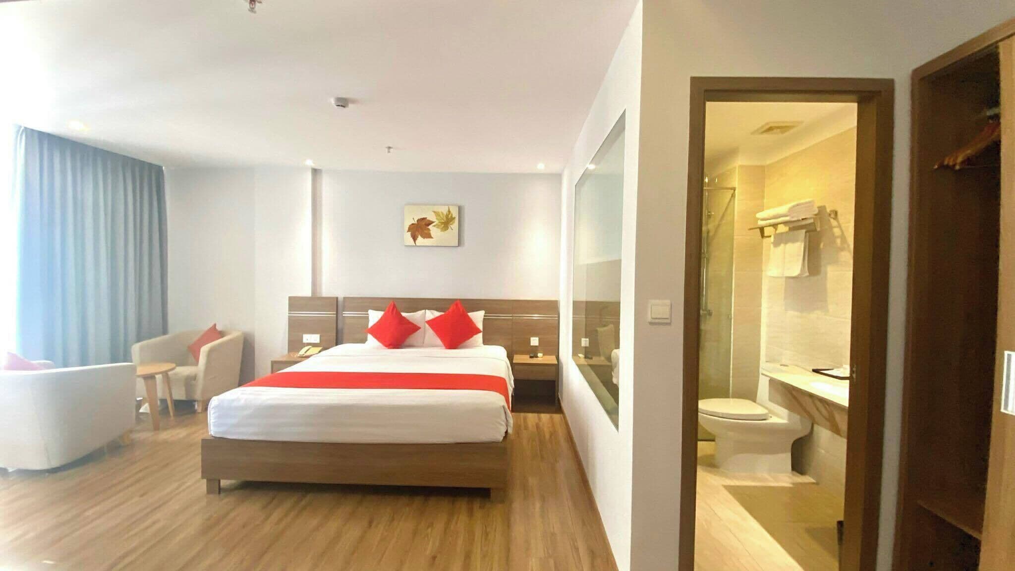 Senior Double or Twin Room, City View | Bathroom | Shower, free toiletries, hair dryer, slippers