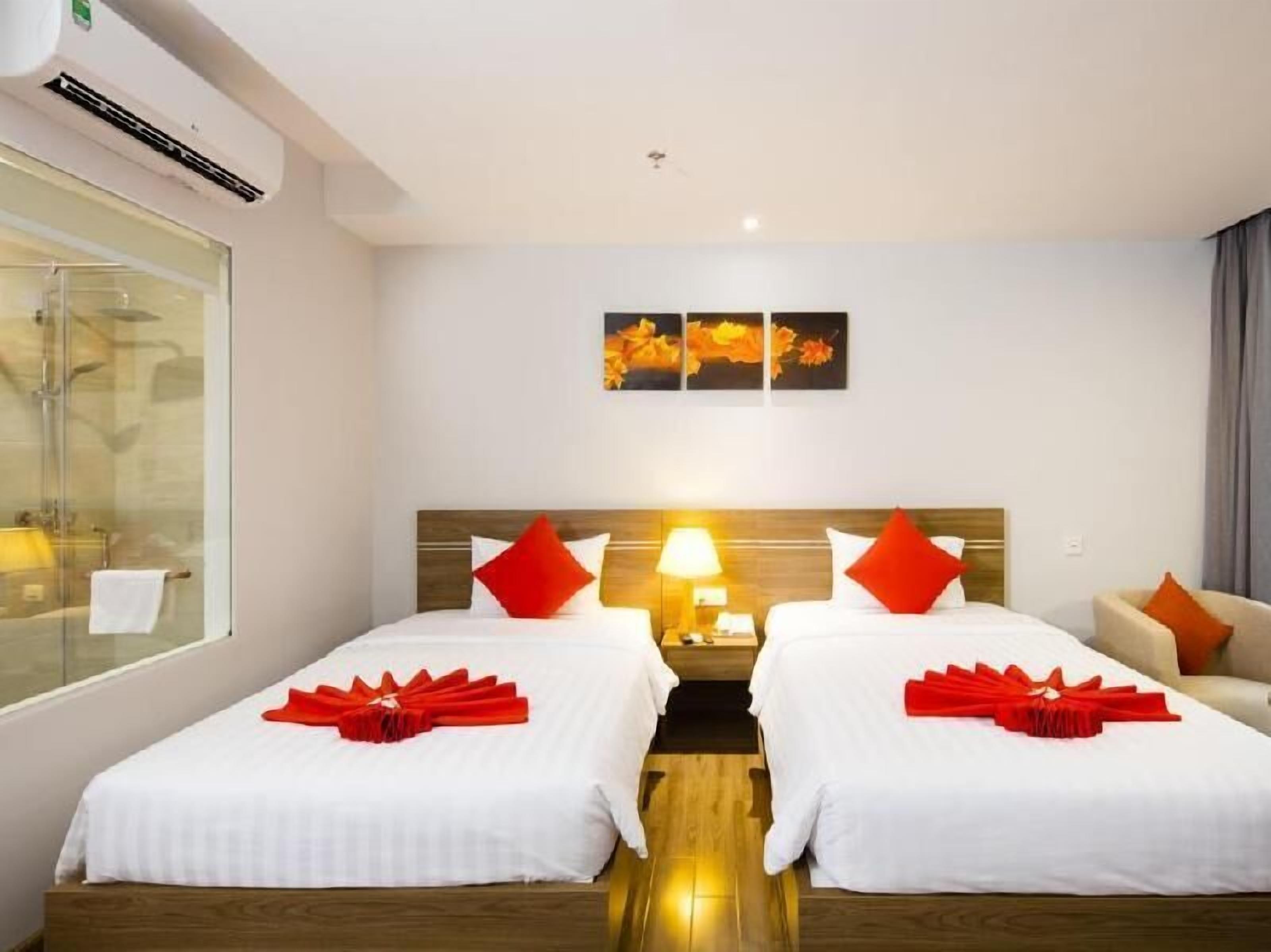 Minibar, caja de seguridad en la habitación y escritorio 