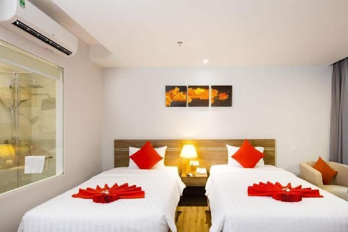 Minibar, caja de seguridad en la habitación y escritorio