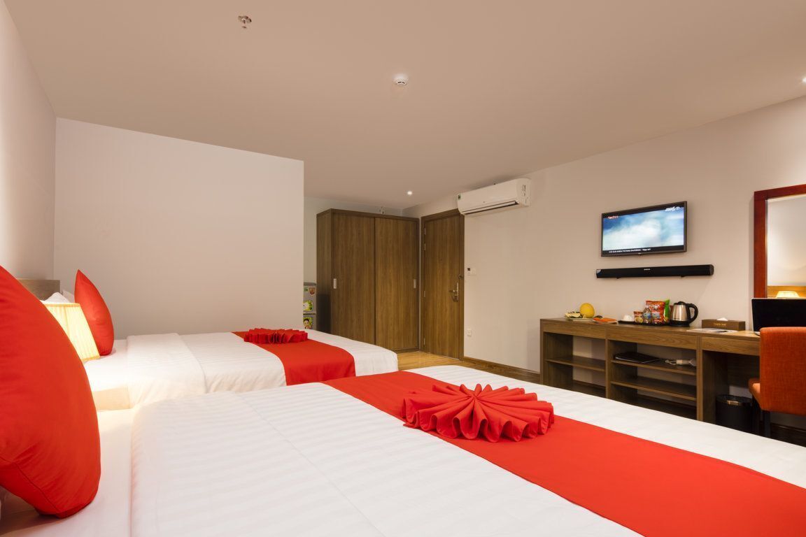 Minibar, caja de seguridad en la habitación y escritorio 